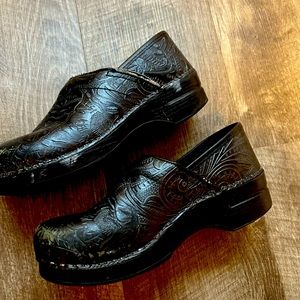 Dansko very good condition. Size 40. Black floral, gloss finish